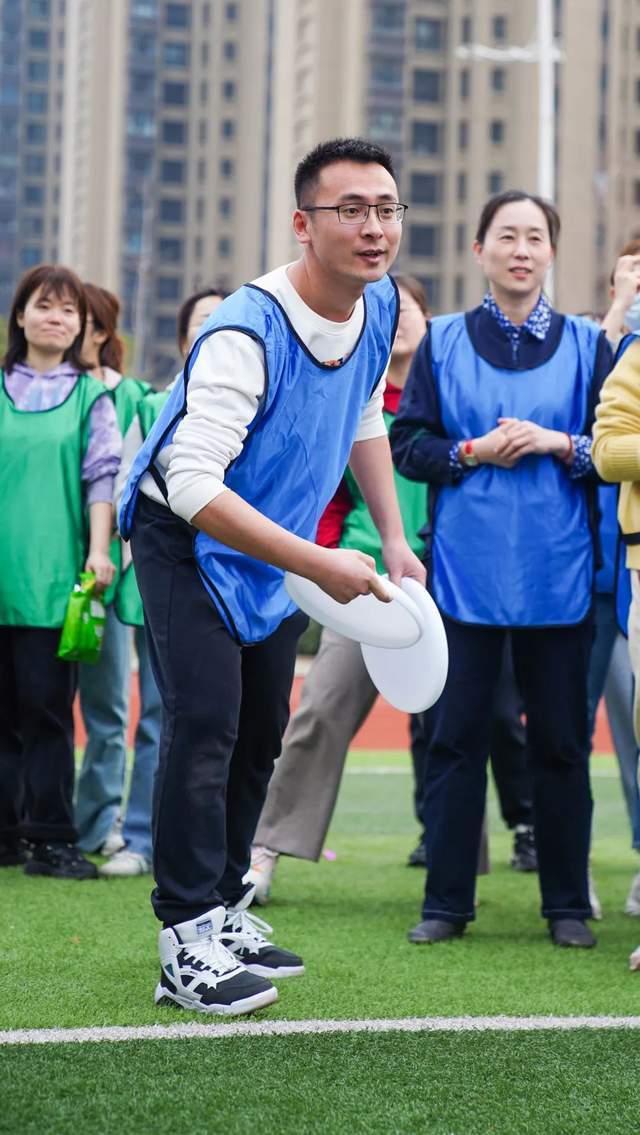 橄榄球赛场再起风云：皖江青龙队险胜云贵火狐队，赛场气氛火爆精神属性拉满的简单介绍