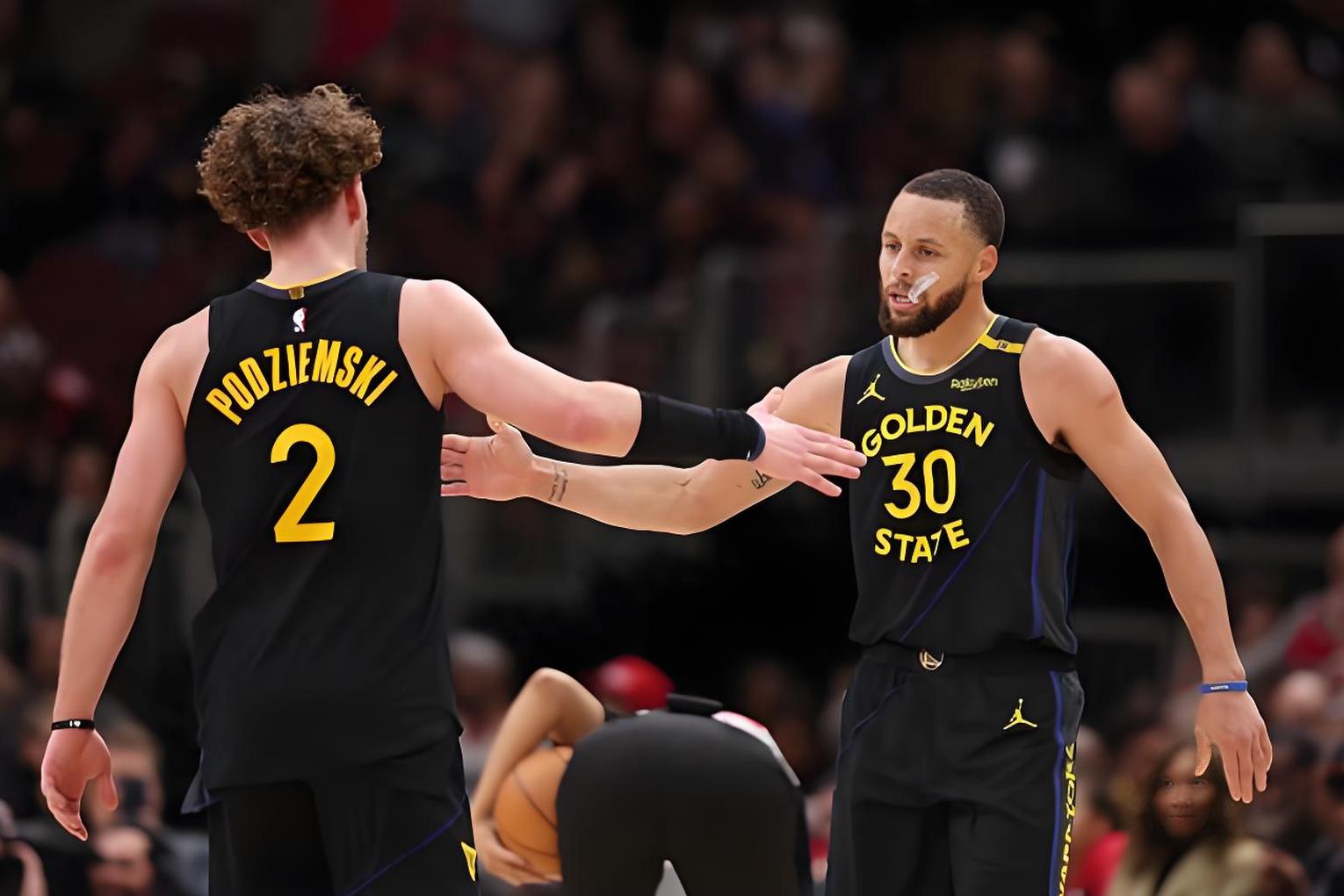 关于库里迎来二十赛季高光表现，日本队球迷沸腾！的信息